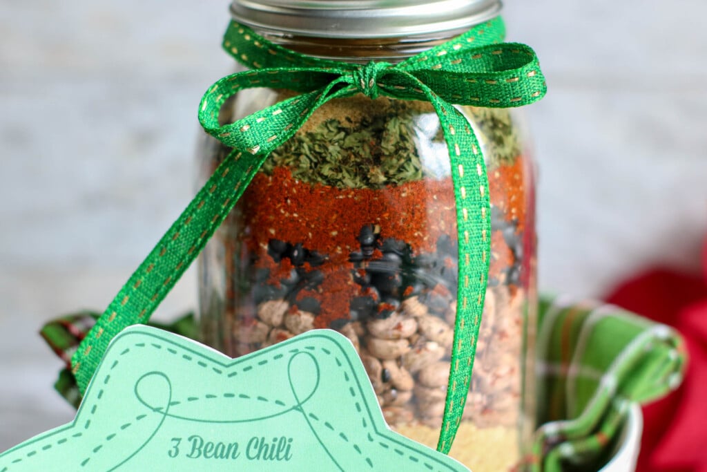 Closeup of three bean chili with a gift tag.