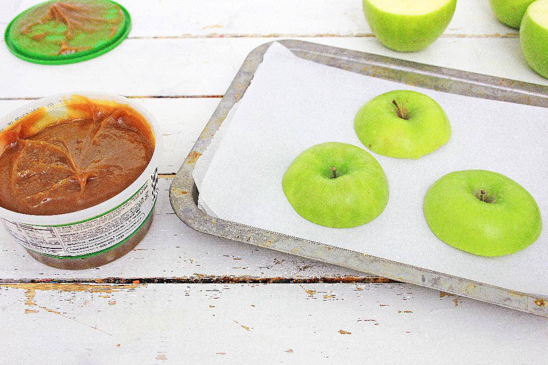Apple tops with caramel