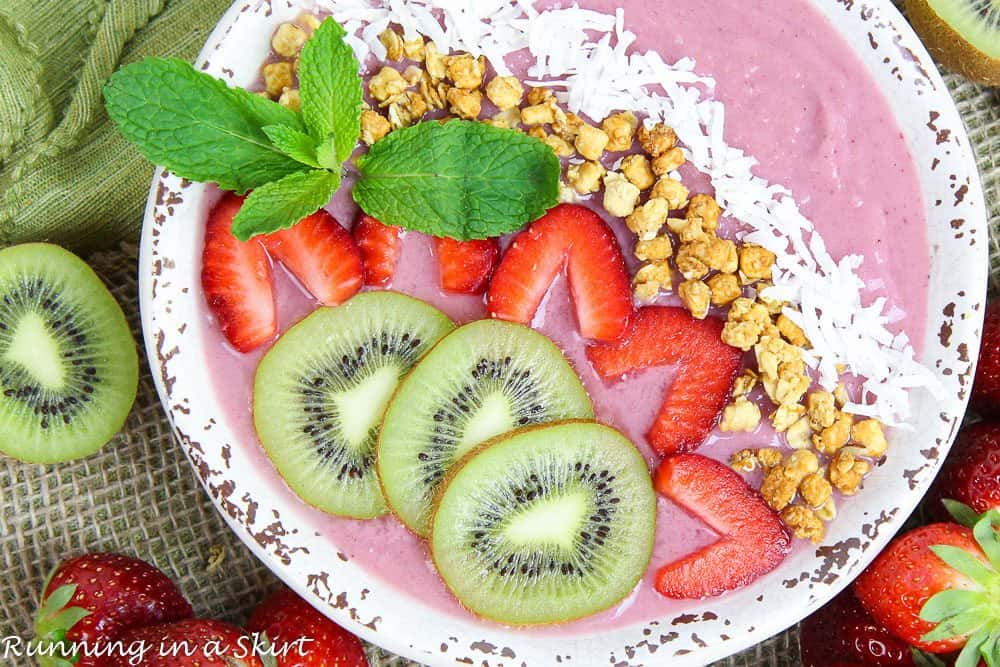 Healthy Kiwi Strawberry Smoothie Bowl
