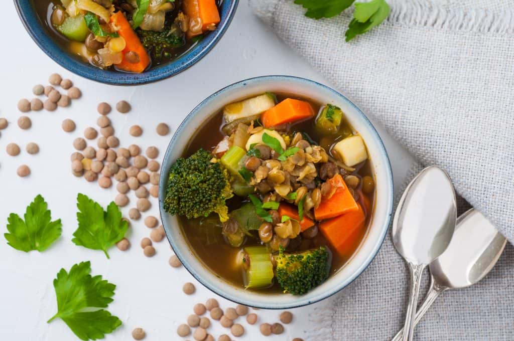 2 blows of vegan lentil soup with 2 spoons.