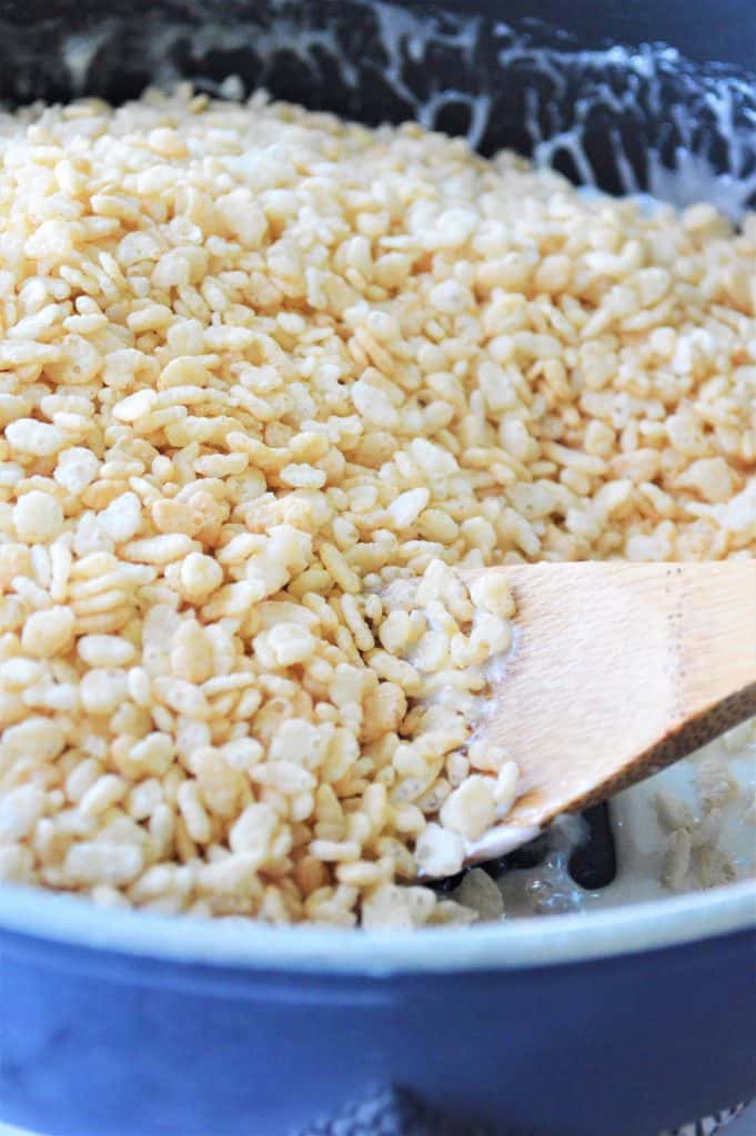 Rice Krispies stirred withbytter in a pan.