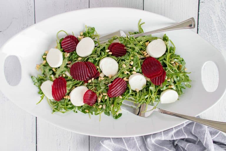 Arugula with beets and mozzarella