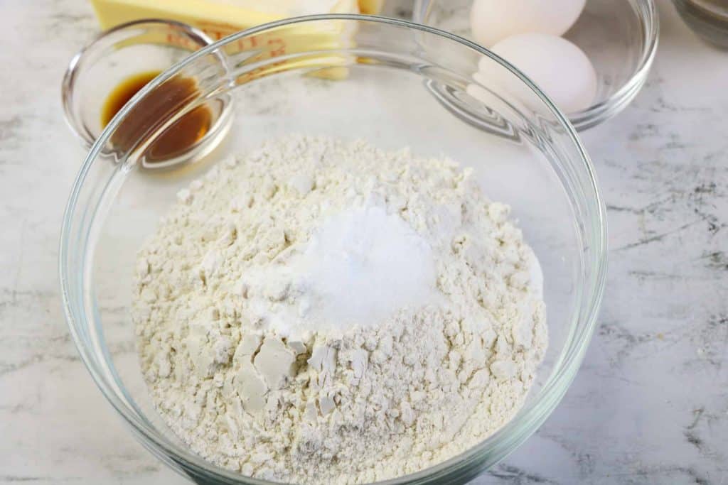Dry ingredients for cookies in a glass bowl.
