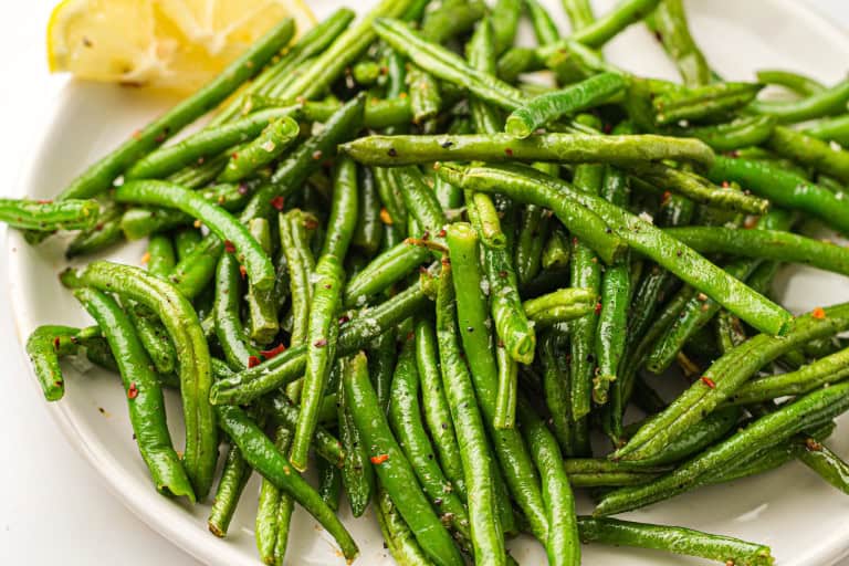 Air fryer green beans on a plate.