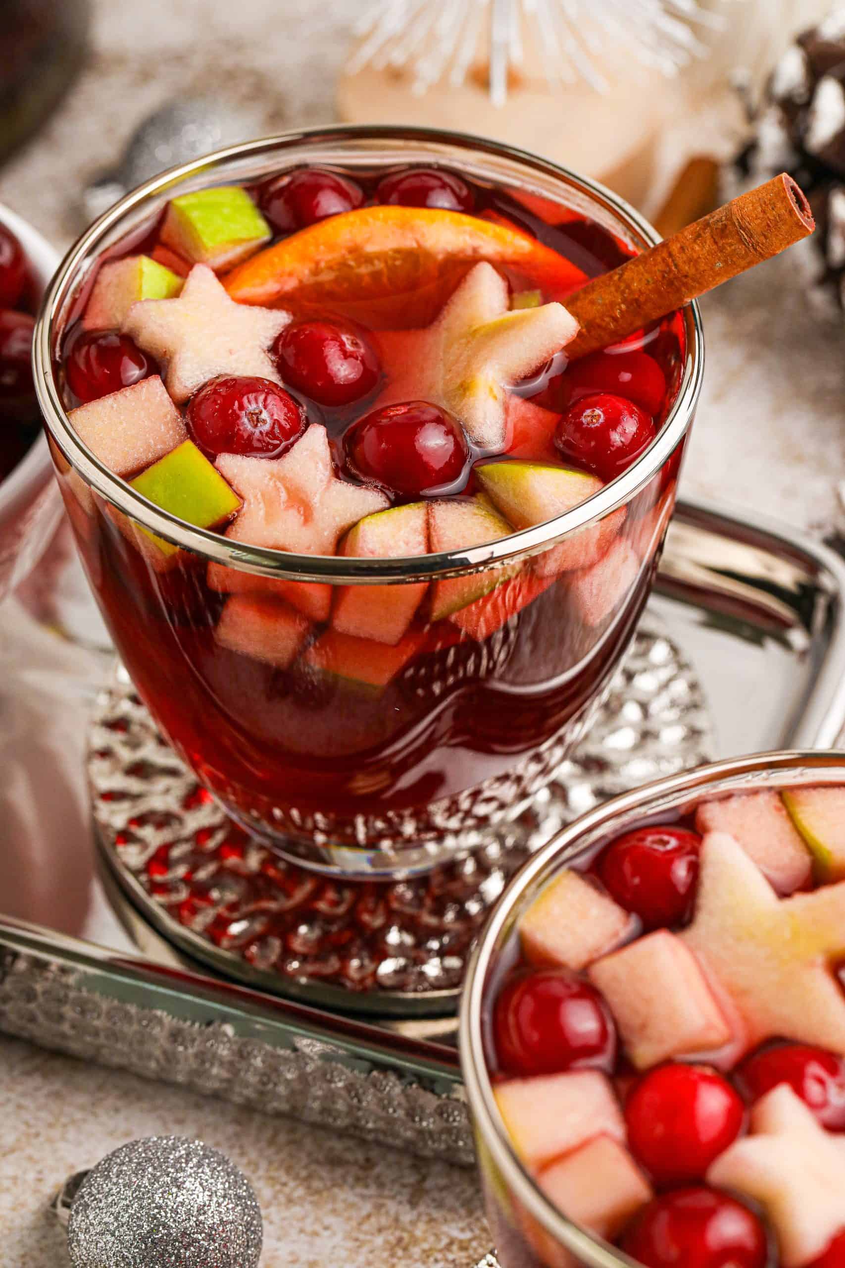 Thanksgiving punch with cinnamon sticks.
