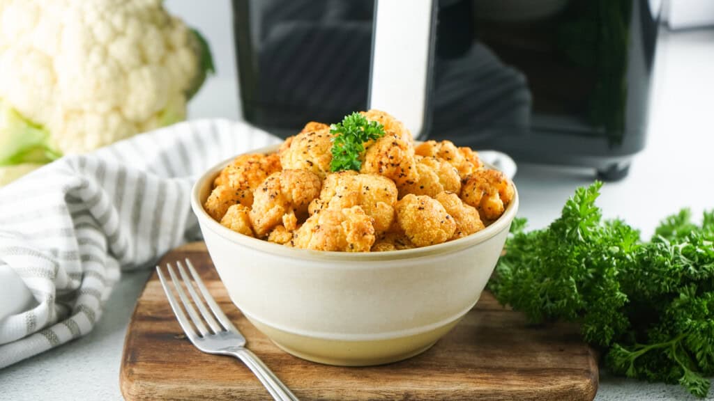Air fryer cauliflower a white bowl.
