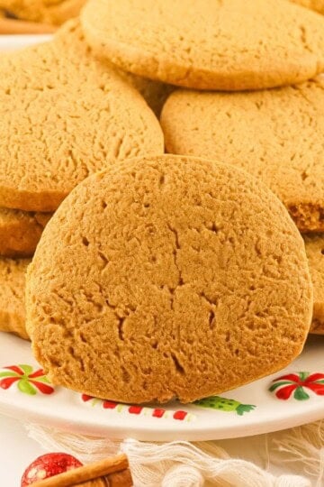 Crispy gingersnap cookies.