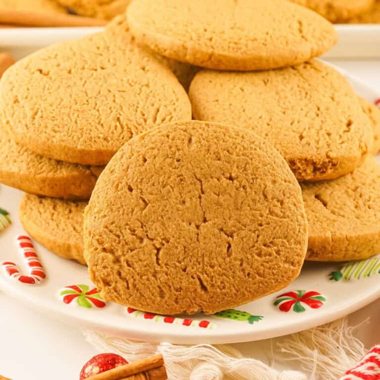 Crispy gingersnap cookies.