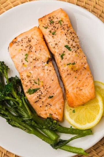 Salmon and broccolini.